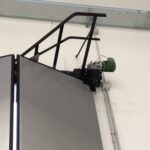 Portone libro con guida a pavimento particolare motore a catena